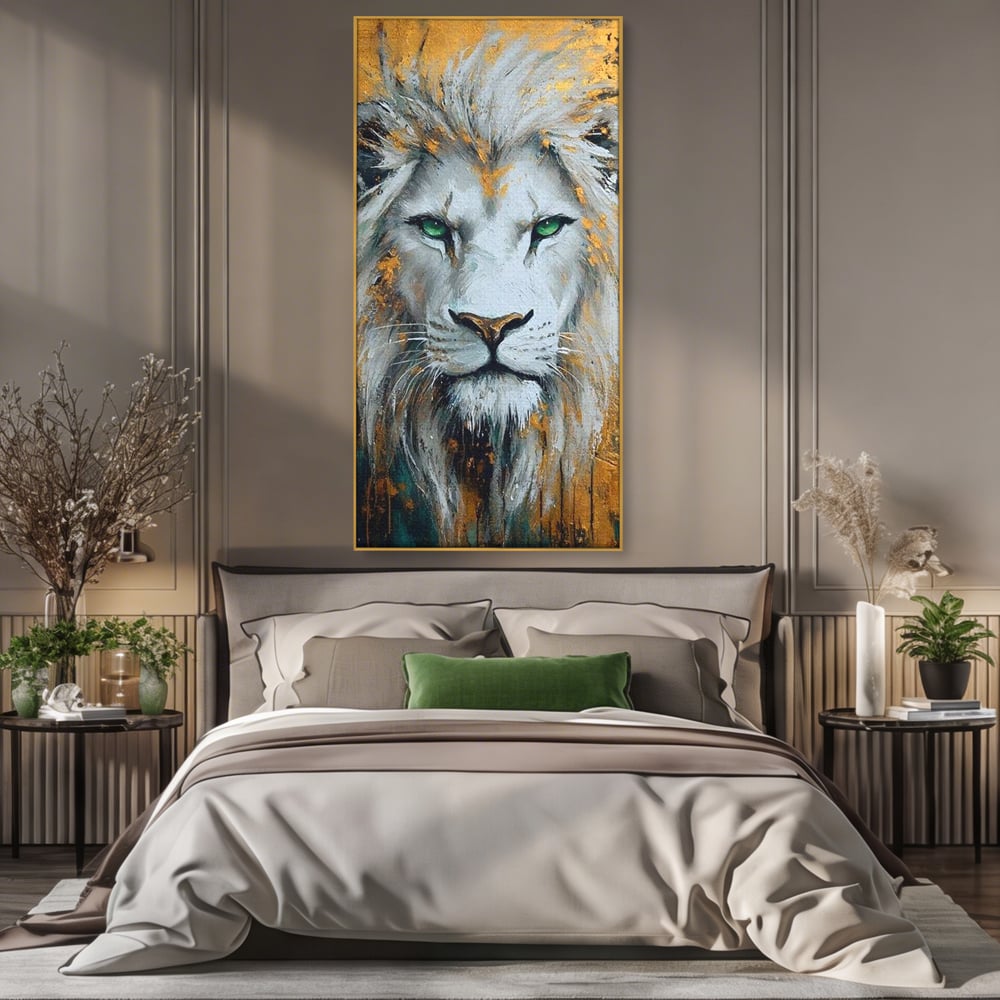 Tablou canvas cu tablou canvas cu leu alb si ochi verzi, in rama de aluminiu auriu, pe perete intr-un dormitor